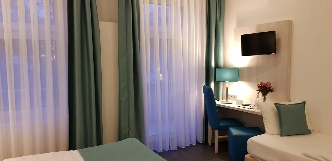 **  Hotel Budapester Hof Hamburg Almanya